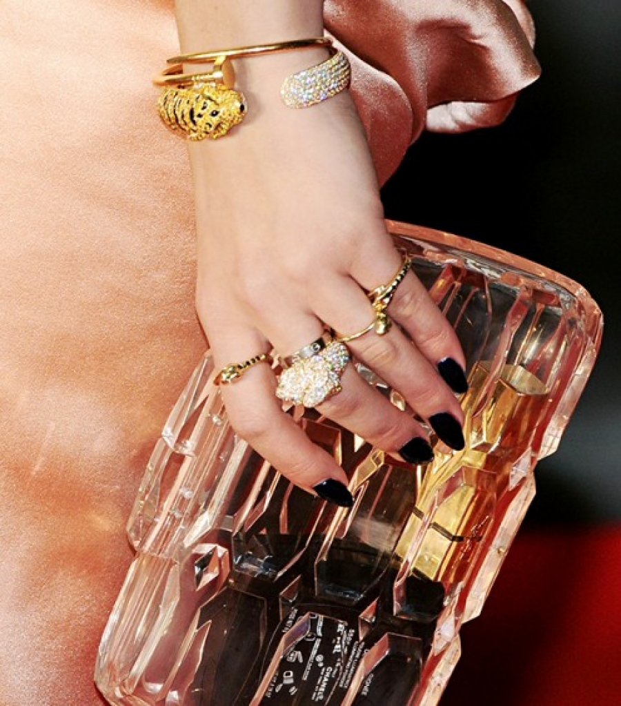 Золото кому носить. Кольцо для девушки. Золотые украшения безвкусица. Снять украшения с рук. Рука с шампанским перстень.